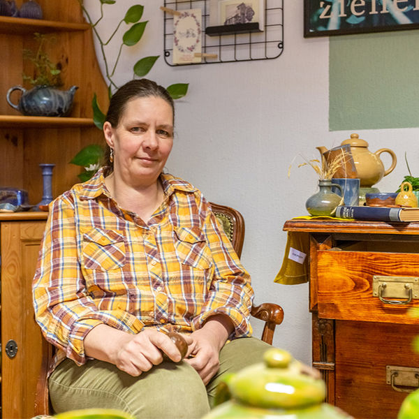 Kathrin Sonnert am Verkaufstisch mit Produkten